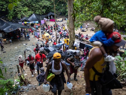 Familias inmigrantes caminan cerca de la frontera de Colombia con Panamá en el Tapón de Darién, Colombia.