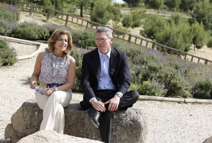 Alberto Ruiz Gallardón y Ana Botella descansan durante su recorrido por el Soto de Entrevías y el Cerro del Tío Pío.