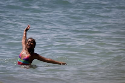 Sasha Obama, la hija del presidente de los Estados Unidos, disfruta en el mar de Marbella.