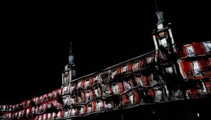 La Plaza Mayor durante la proyección de su historia.