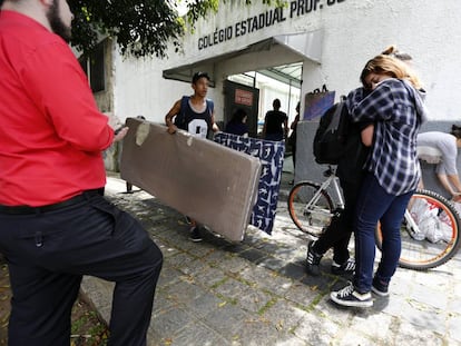 Estudantes desocupam o Colégio Prof. Cleto, em Curitiba, nesta terça.