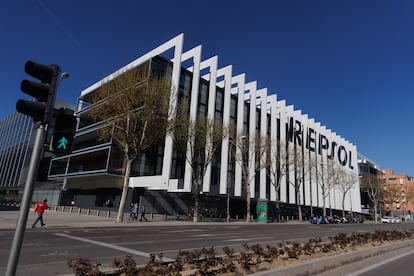 Fachada de la sede de Repsol, a 27 de marzo de 2023, en Madrid.