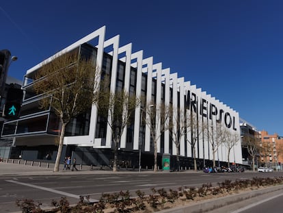 Fachada de la sede de Repsol, en Madrid.