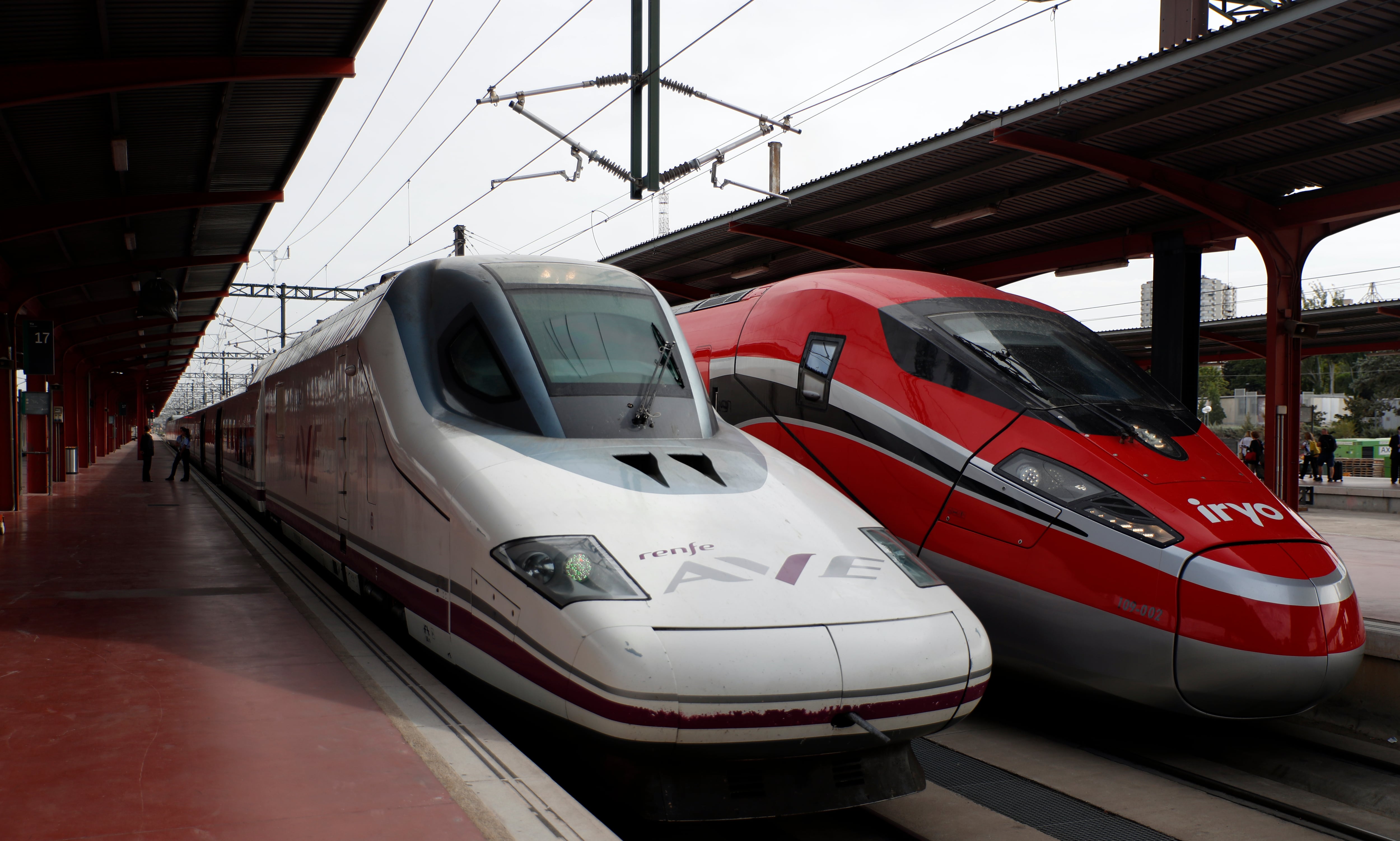 La alta velocidad se encareció un 25% en verano en la línea Madrid-Barcelona y bajó en el eje Madrid-Sur por el ‘efecto Ouigo’