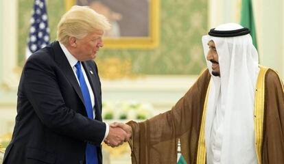 O presidente dos Estados Unidos, Donald Trump, cumprimenta o rei da Ar&aacute;bia Saudita, Salman bin Abdulaziz al-Saud, em encontro de maio de 2017