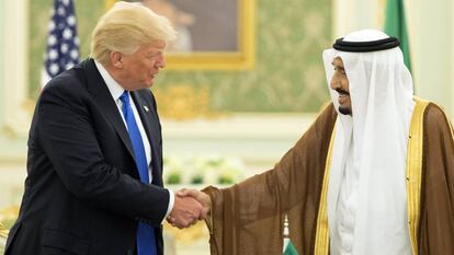 O presidente dos Estados Unidos, Donald Trump, cumprimenta o rei da Ar&aacute;bia Saudita, Salman bin Abdulaziz al-Saud, em encontro de maio de 2017