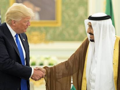 O presidente dos Estados Unidos, Donald Trump, cumprimenta o rei da Ar&aacute;bia Saudita, Salman bin Abdulaziz al-Saud, em encontro de maio de 2017