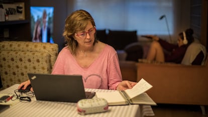 Una mujer trabajando desde su casa.