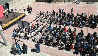 Alumnes al pati de l'institut Teresa Pàmies.