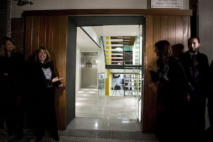 La consejera de Cultura, Trinidad Miró,  izquierda, en la inauguración de la casa museo de Miguel Hernández.