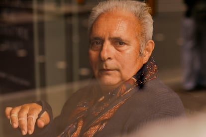 El escritor británico Hanif Kureishi, retratado en Londres en mayo de 2025.