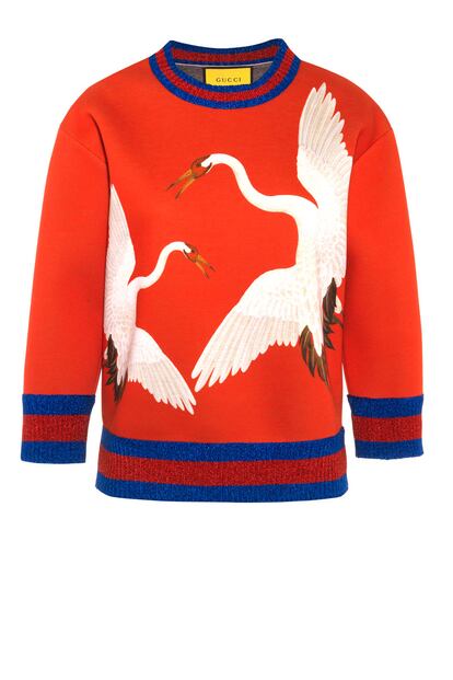 Gucci ha lanzado una colección exclusiva para el gigante del lujo Net-a-porter. Estará a la venta el próximo 12 de mayo. Este jersey con estampado de cisnes es una de las prendas más apetecibles (c.p.v.)