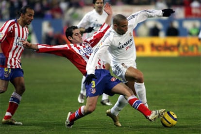 Ronaldo disputa el balón con Antonio López.