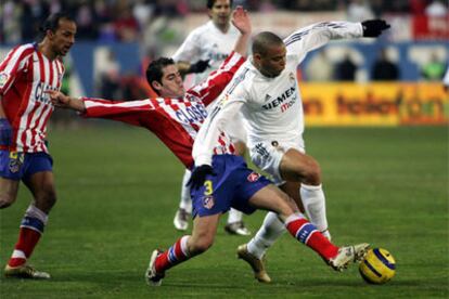 Ronaldo disputa el balón con Antonio López.