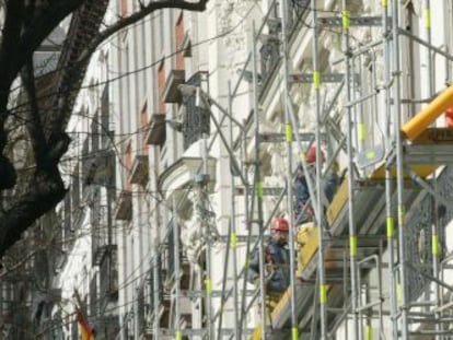 Imagen de una fachada de un edificio de Madrid en rehabilitaci&oacute;n.