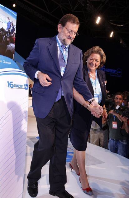 <b>RAJOY GANA EL CONGRESO.</b>La alcaldesa de Valencia, Rita Barberá, conduce de la mano al presidente del PP, Mariano Rajoy, nada más ser proclamado. El PP de Valencia fue fundamental en el desarrollo de los acontecimientos.