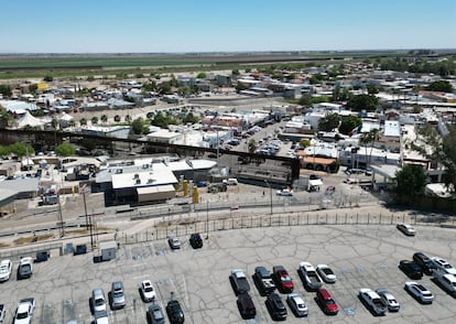 Algodones es uno de los cuatro cruces fronterizos que tiene Baja California con Estados Unidos. Muchas de las personas que acuden a recibir atención médica, aparcan su automovil en Andrade (California) y cruzan a pie a Algodones. En la imagen, vista aérea de un estacionamiento en Andrade y del muro que separa a Algodones de Estados Unidos. 