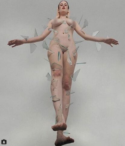 <p>La artista María Forqué, hija de la actriz Verónica Forqué, es la última en ingresar en esta lista. Ha visto esta semana como <a href="https://elpais.com/elpais/2017/11/02/gente/1509636934_845167.html?id_externo_rsoc=FB_CM_EST" target="_blank">Instagram cerraba su cuenta</a>. Las imágenes de la actriz, que utiliza su cuerpo desnudo y referencias a la violencia para conformar sus creaciones artísticas, fueron consideradas demasiado fuertes por la red social, que dice en sus normas de publicación: "<span>Somos conscientes de que es posible que algunas personas quieran compartir imágenes de desnudos de carácter artístico o creativo; sin embargo, por diversos motivos no permitimos que se publiquen desnudos". Instagram y controversia van de la mano en España. No suele haber una semana en que algo publicado por una figura influyente no resulte ofensivo para parte de los seguidores que lo ven. </span></p>