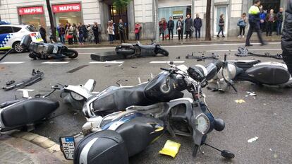 Motos arrolladas en Travessera de Gràcia.