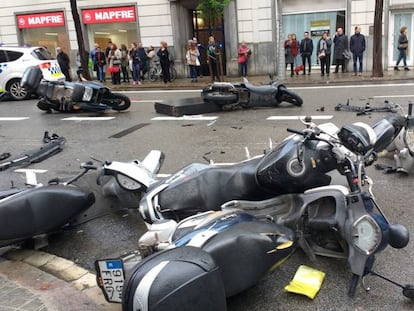 Motos arrolladas en Travessera de Gràcia.