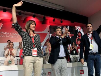 La recién elegida secretaria general Idoia Mendia, el hasta hoy líder de los socialistas vascos Patxi López y Pedro Sánchez.