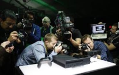 Varios fotógrafos tomando instantáneas de la nueva Xbox One de Microsoft.