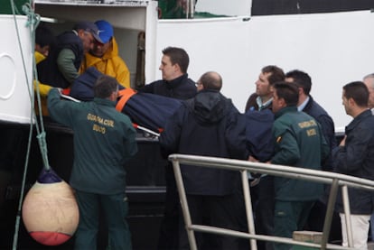 Los cuerpos de los dos marineros fallecidos ayer en un naufragio llegan a A Coruña tras ser rescatados por un pesquero.
