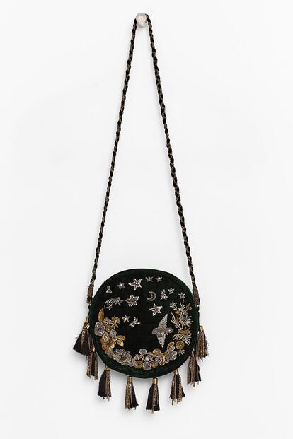 Bolso redondo de terciopelo plagado de detalles. Lo encontramos en Zara por 29,95 euros.