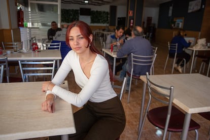 Zelise Díaz, en el bar El Sol de Paiporta, donde trabaja. 