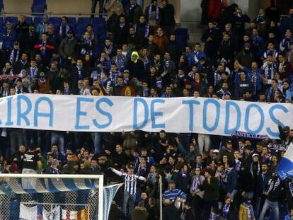 Una de les pancartes exhibides durant l'últim derbi a Cornellà.