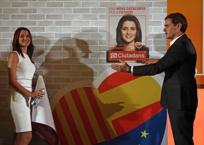 El líder de Ciutadans, Albert Rivera (d), y la candidata de este partido a la presidencia de la Generalitat, Inés Arrimadas, durante el acto de inicio de campaña de las elecciones catalanas celebrado esta noche en Barcelona. 