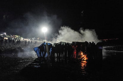 La policía utiliza un cañón de agua para apagar el fuego provocado por los manifestantes que protestan contra de los planes para el paso del oleoducto Dakota Access, cerca de la Reserva Indígena de Standing Rock, Dakota del Norte (EE.UU).