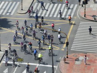 Los coches se venden como símbolos de libertad, de poder y de éxito, no solo como un mero medio de transporte, sino como un derecho fundamental. Pero ¿a qué coste?