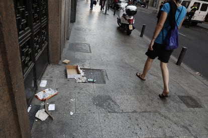 La oposición critica la medida al considerar que el ahorro calculado por el Ayuntamiento es dudoso. En la imagen, suciedad en la calle Virgen de los Peligros, en el centro de Madrid.