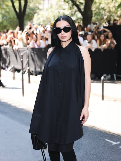 Charli XCX fue una de las invitadas al desfile de alta costura de Balenciaga.