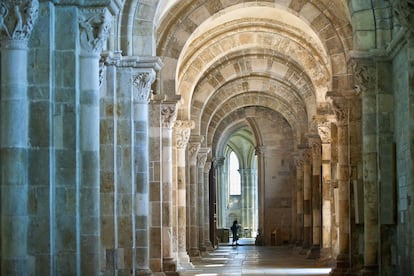 También conocida como la Basílica de Santa María Magdalena de Vézelay, dado que, poco después de su fundación en el siglo XI, el monasterio benedictino adquirió las reliquias de Santa María Magdalena y se convirtió en un importante lugar de peregrinación. Es una obra maestra del arte y la arquitectura románicas borgoñonas.