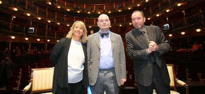 Natalio Grueso, a la derecha, junto con Yolanda Bergareche y Fernando Villalonga, en el teatro Español el pasado marzo.
