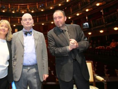 Natalio Grueso, a la derecha, junto con Yolanda Bergareche y Fernando Villalonga, en el teatro Espa&ntilde;ol el pasado marzo.