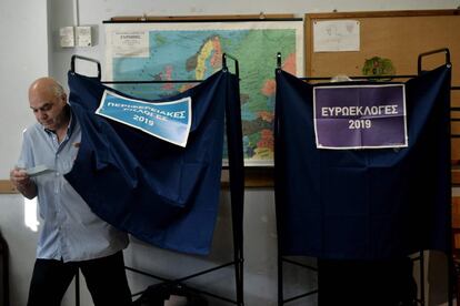 Un ciudadano sale de una cabina electoral en un centro de votaciones en Thessaloniki (Grecia).