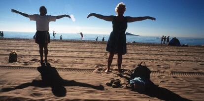 Dos jubilados haciendo gimnasia en la playa de Benidorm