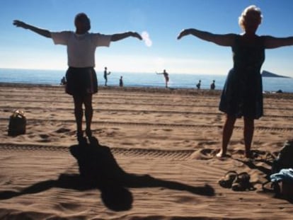 Dos jubilados haciendo gimnasia en la playa de Benidorm