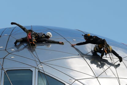 Dos trabajadores durante el mantenimiento y limpieza del Atomium.