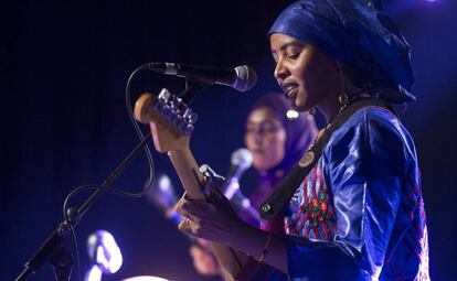 Fatou Seidi Ghali, líder de Les Filles de Illighadad, en una actuación en la sala Apolo de Barcelona el pasado noviembre.