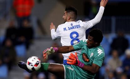 Razak intenta blocar el bal&oacute;n ante Santos. 