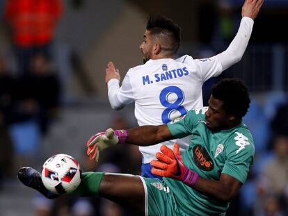 Razak intenta blocar el bal&oacute;n ante Santos. 