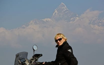 Mercedes Silvestre, con la cumbre del Annapurna al fondo.