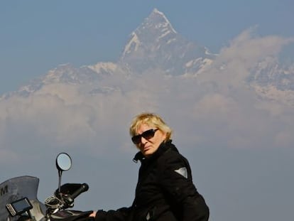 Mercedes Silvestre, con la cumbre del Annapurna al fondo.