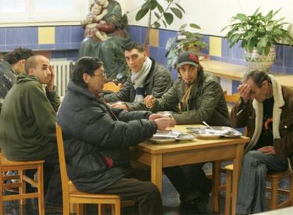 Varias personas en uno de los comedores sociales de la capital vizcaína.
