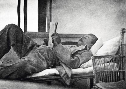Nada de lo que ve en esta foto de Stalin aparentemente leyendo le sirve de ejemplo para algo en la vida.