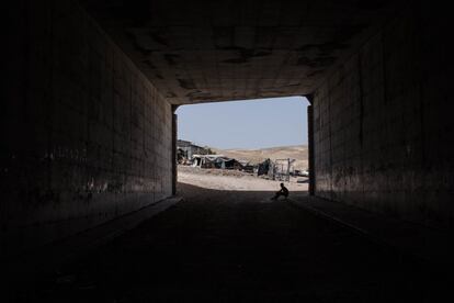 Un túnel en medio de un paraje desértico sirve de entrada a la aldea beduina Khan al-Ahmar Ab al-Hilu, comunidad al este de Jerusalén establecida a principios de la década de 1950 —antes de que Israel ocupara Cisjordania en 1967— por refugiados beduinos palestinos del desierto del Néguev. Este poblado, en el que viven alrededor de 180 personas, incluidos 90 niños, se encuentra en riesgo inminente de demolición y de desalojo forzoso después de que el Tribunal Supremo israelí ratificara el pasado 24 de mayo que todas sus construcciones son ilegales ya que fueron levantadas sin el permiso de edificación necesario.